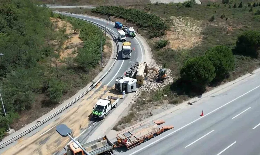 Eyüpsultan'da hafriyat kamyonu devrildi, şoför hastaneye kaldırıldı