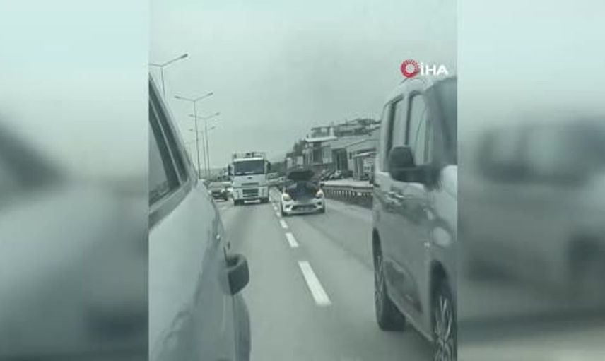 Bursa'da seyir halindeki otomobilde tamir yapan tamirci dikkatleri üzerine çekti