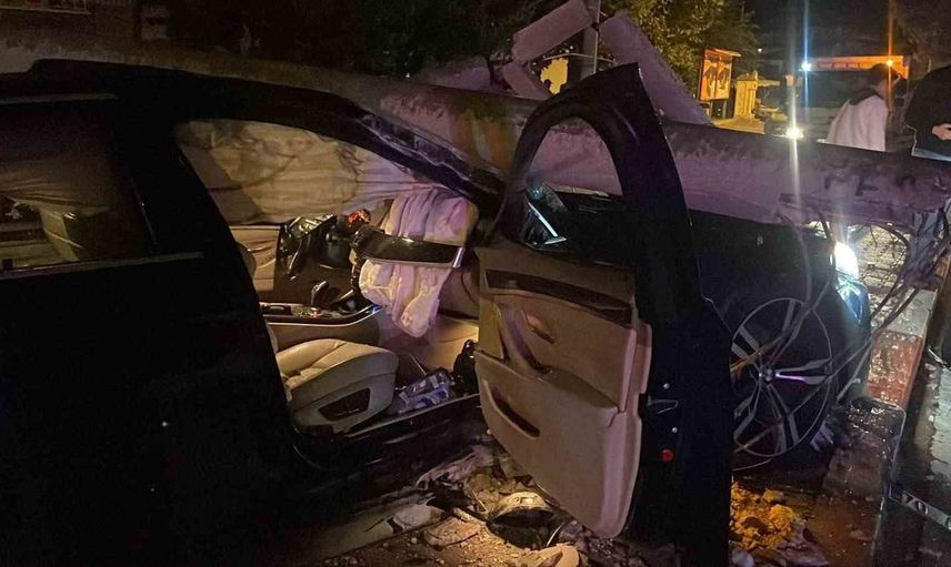Karaman'da direğe çarpan otomobil kazasında iki yaralı