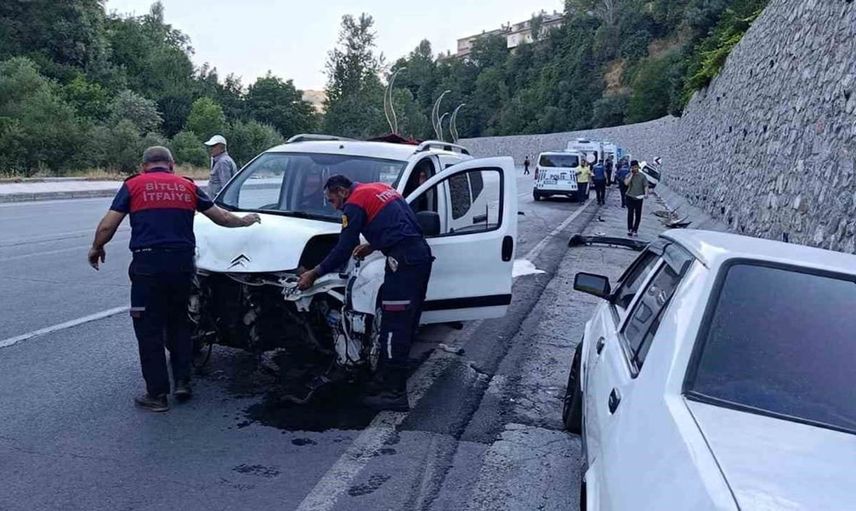 Bitlis'te iki ayrı trafik kazasında 4 kişi yaralandı