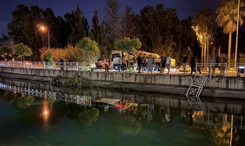 Adana'da sulama kanalına düşen otomobili vatandaşlar kurtardı