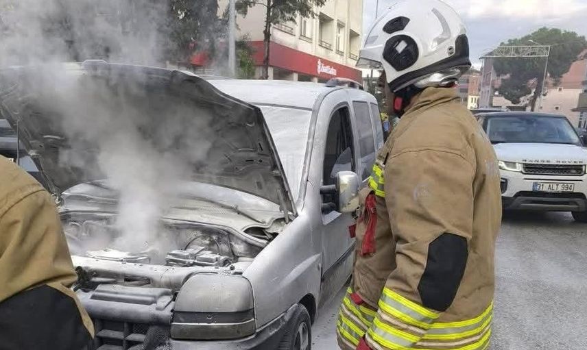 Yayladağı'nda hafif ticari araçta çıkan yangın kısa sürede söndürüldü