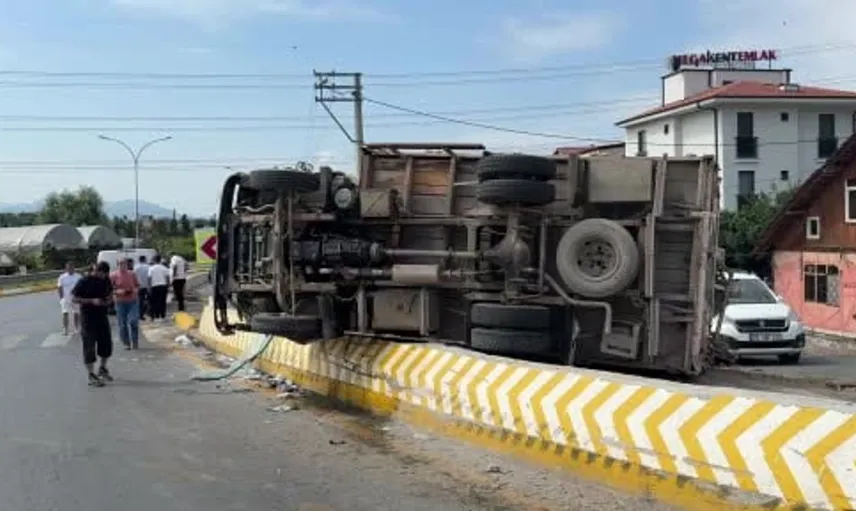 Rampada kontrolden çıkan kamyon yan yattı: 1 yaralı