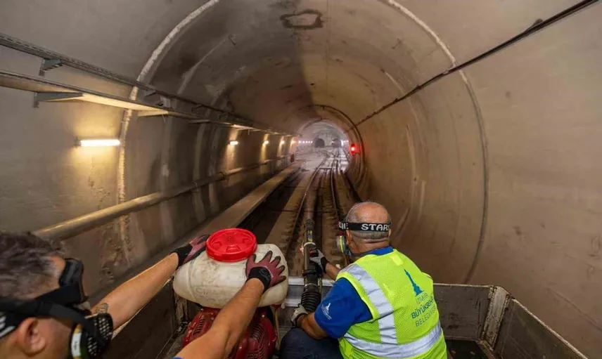 Gece saatlerinde hijyen sağlamak için yoğun mesai: İzmir'de metro istasyonlarında vektör mücadelesi