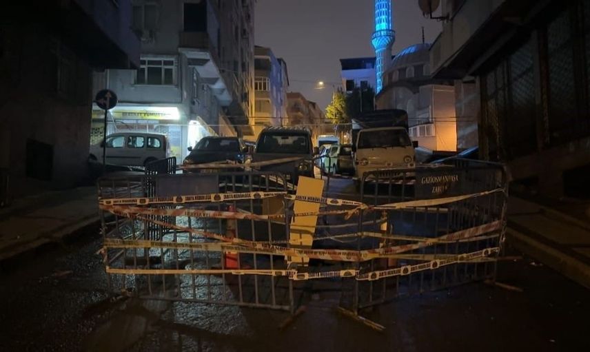 İstanbul Gaziosmanpaşa’da sağanak sonrası yol çöktü