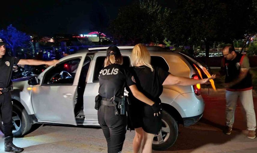 Adana’da polis uygulaması ile huzur sağlandı: Aranan 66 kişi yakalandı, uyuşturucu hap ele geçirildi