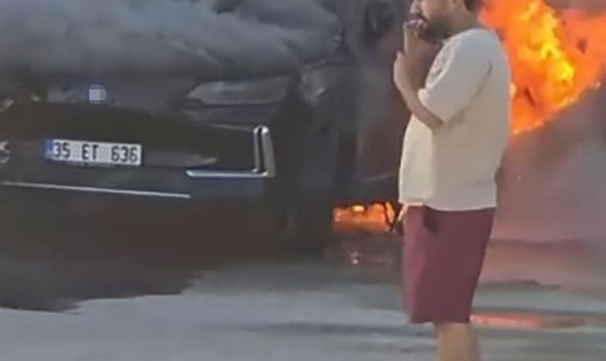İzmir'de park halindeki elektrikli otomobil alev aldı