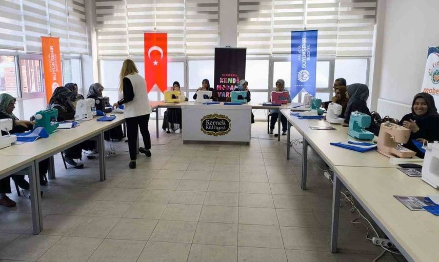 Malatya'da kadınlara yönelik dikiş atölyesi ile yeni beceriler kazanıyorlar