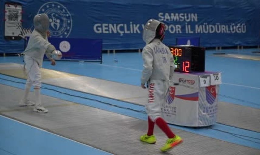 Samsun'da kılıç mücadelesi heyecanı: 612 sporcuyla başladı