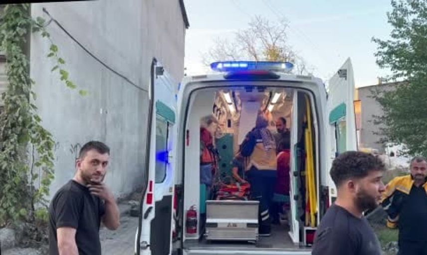 Yol vermek isterken kontrolden çıkan çöp kamyonu şarampole devrildi: 3 yaralı