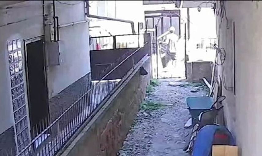 Hurdacı güpegündüz kapı sökerek hırsızlık yaptı ama sonra geri taktı