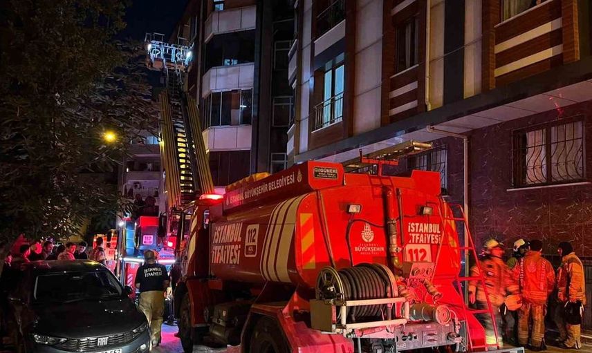 Esenler'de kentsel dönüşüm alanındaki binanın çatısında yangın çıktı