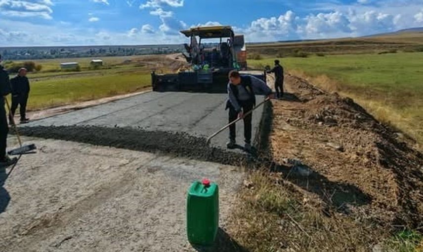 Kırçiçeği köyünde kırsal ulaşım için yeni beton yol projesi başlatıldı