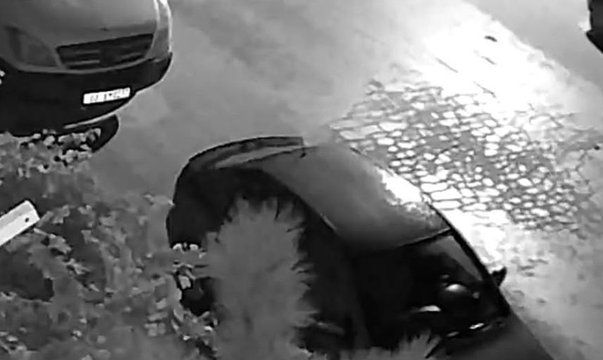 Afyonkarahisar'da otomobilin elektrik direğine çarpma anları güvenlik kamerasında kaydedildi
