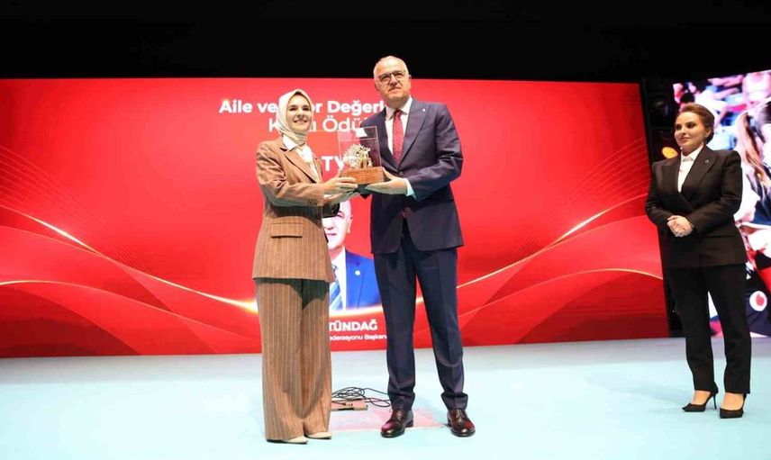 Mehmet Akif Üstündağ'a aile ve spor değerleri ödülü