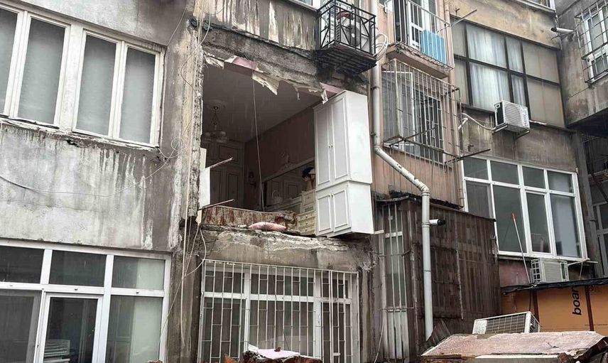 Nişantaşı'nda binanın duvarında çökme meydana geldi