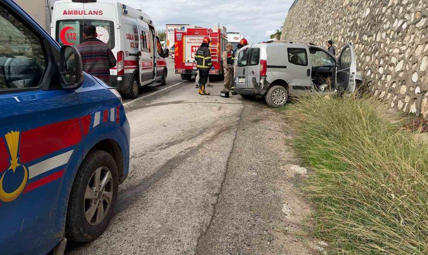 Batman'da trafik kazası: Duvara çarpan araçta 2 kişi yaralandı