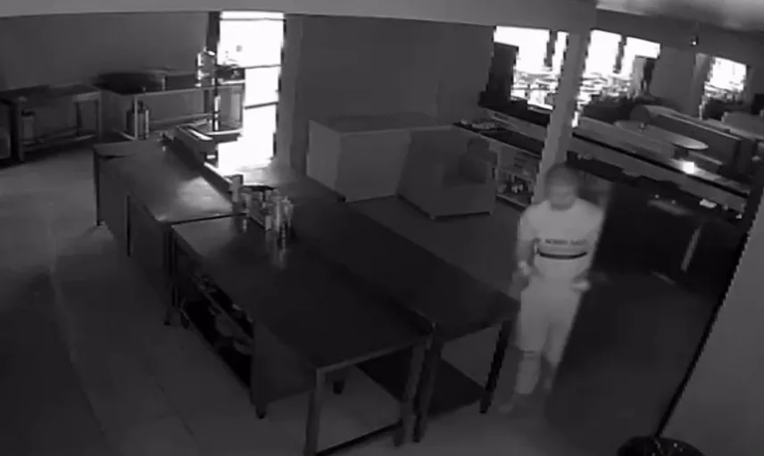 Sabaha karşı hırsızlık yapan iki kişi kafede sucuklu yumurta yapıp yedi