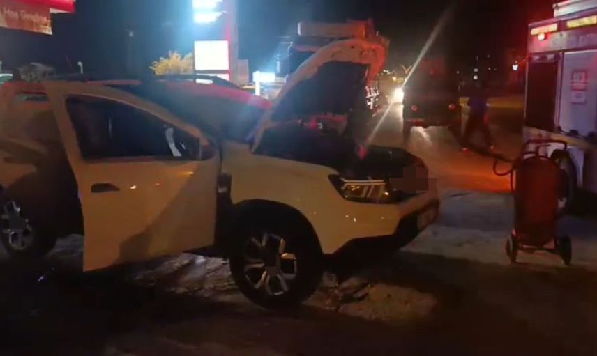 Yüksekova'da otomobil yangını: Sürücü ve çocukları son anda kurtuldu