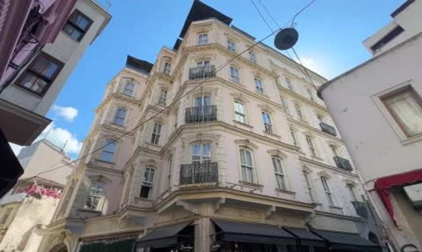 Beyoğlu'nda otelin terasından düşen aşçı hayatını kaybetti