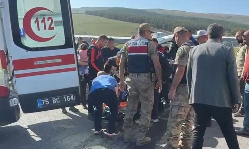 Karayolunda otomobil ve pikap çarpıştı: Üç yaralı