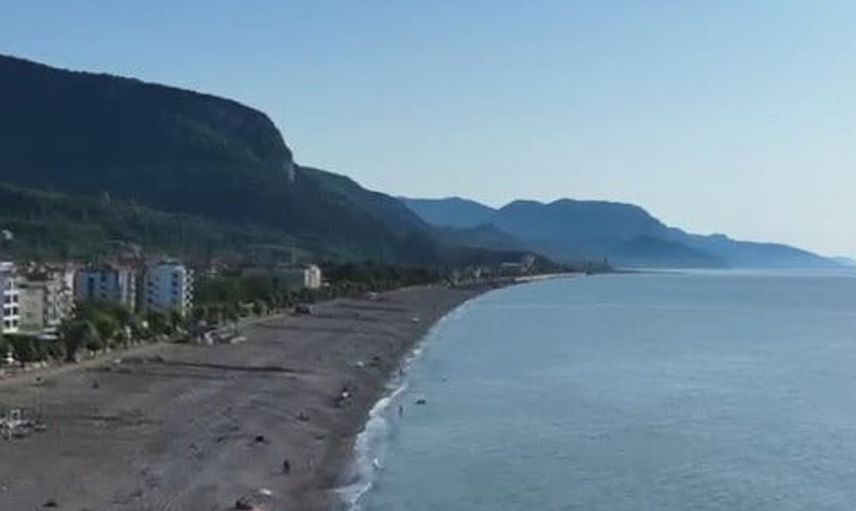 Cide'de selin ardından vatandaşlar sahillerde denize girmeye başladı