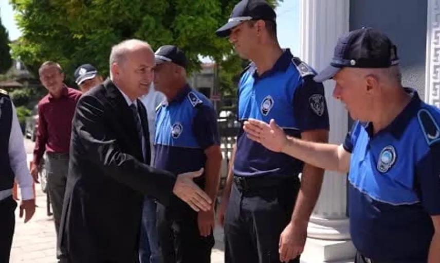 Düzce'de zabıta personeline özel hediye: Başkan Özlü'den tesbih