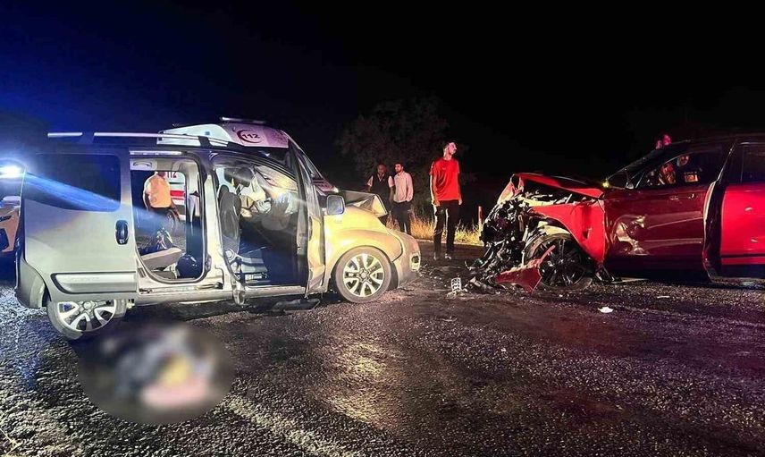 Afyonkarahisar’da hafif ticari araç ve otomobil çarpıştı: İki kişi hayatını kaybetti, dört yaralı