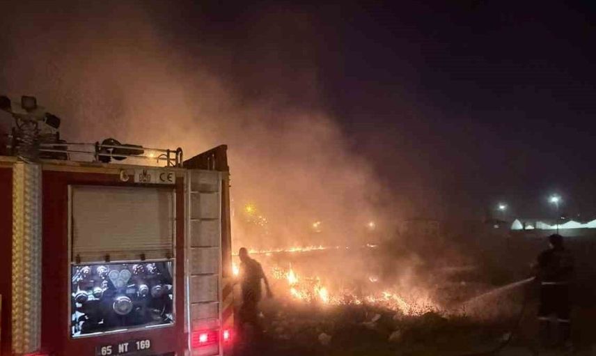 Van'ın Tuşba ilçesinde örtü üstü yangın paniği: İtfaiye hızlı müdahale etti