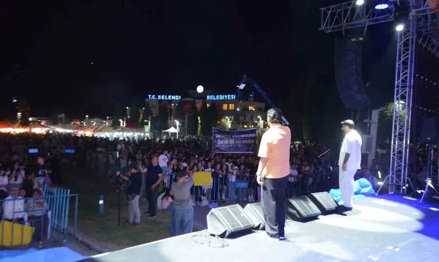 Selendi'de festival coşkusu: Tefo & Seko sahne aldı