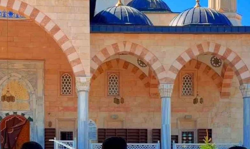 Patnos'ta denetimli serbestlik yükümlüleri camilerde temizlik yapıyor