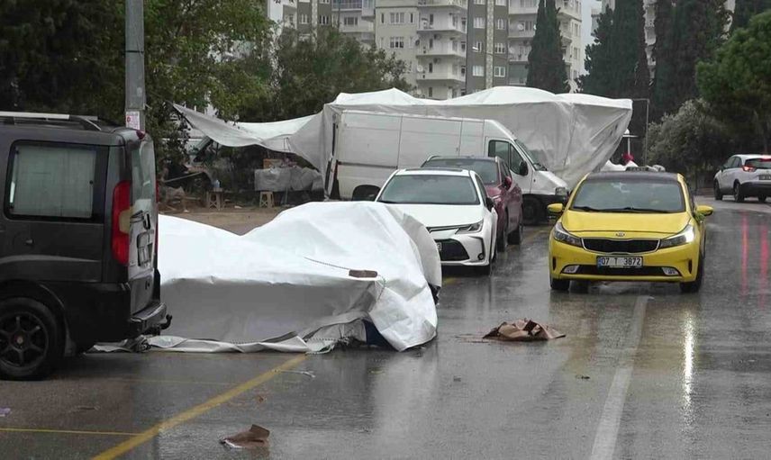 Antalya'da ani fırtına semt pazarında kaos yarattı