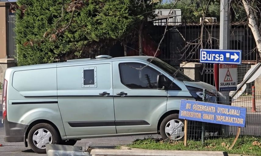 Mudanya'da zırhlı banka aracı kaza yaptı: Elektrik direğine çarptı