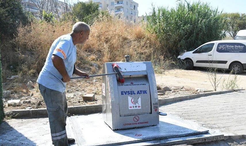 Kuşadası'nda temizlik hizmetleri hız kesmeden devam ediyor