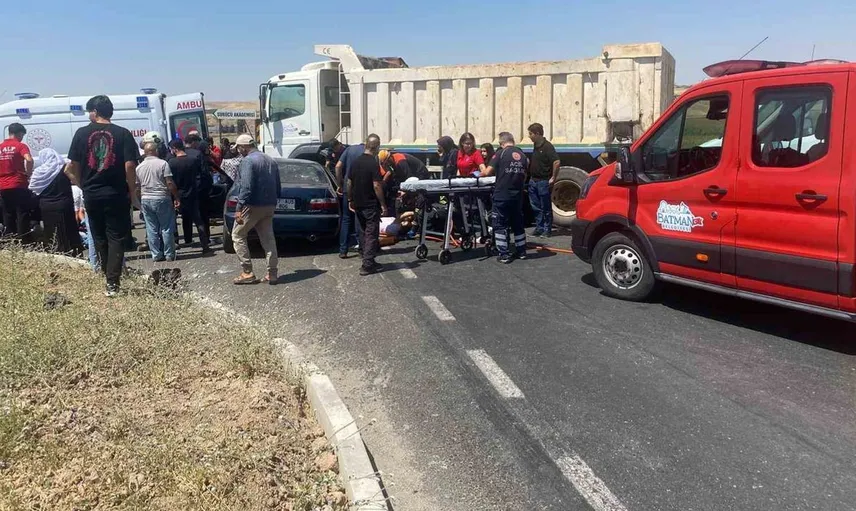 Batman'da kamyon ile otomobil çarpıştı, 4 kişi yaralandı
