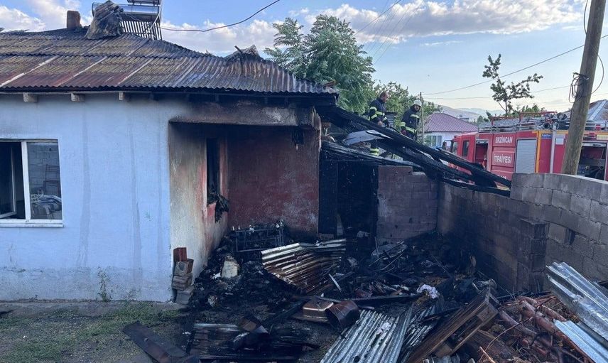 Erzincan'da bir evde çıkan yangın itfaiye ekipleri tarafından söndürüldü