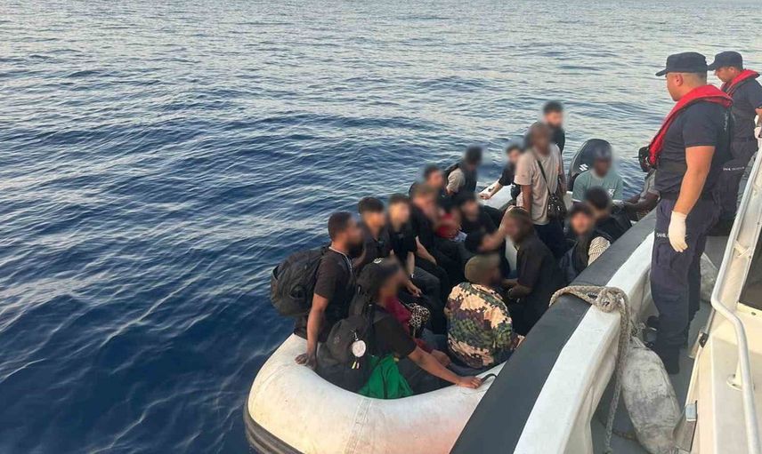 İzmir açıklarında düzensiz göçmen operasyonu: 44 kişi yakalandı