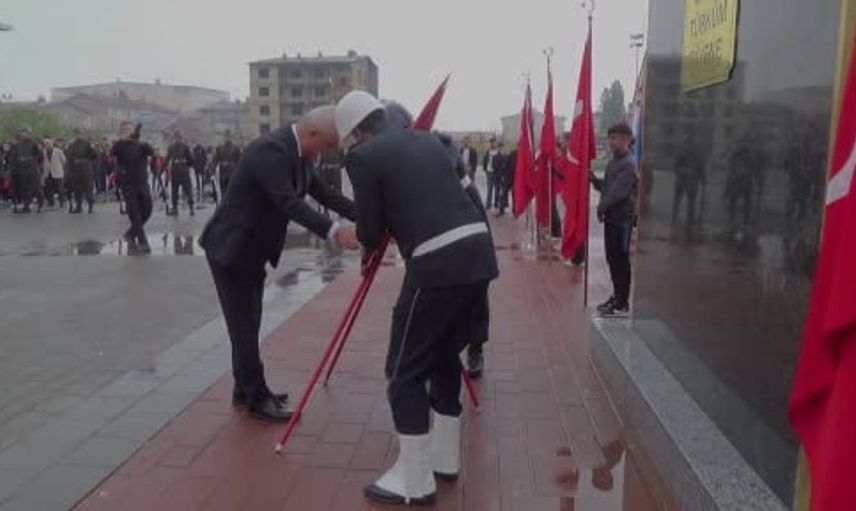Cumhuriyet Bayramı coşkusu Muş’ta çelenk töreni ve yürüyüşle kutlandı