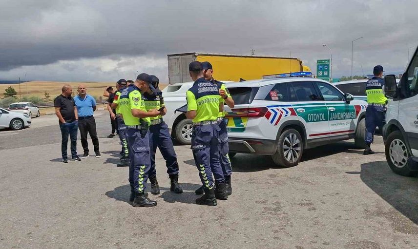 Bolu'da akaryakıt istasyonunda silahlı kavga: Bir sürücü iki kardeşi yaraladı