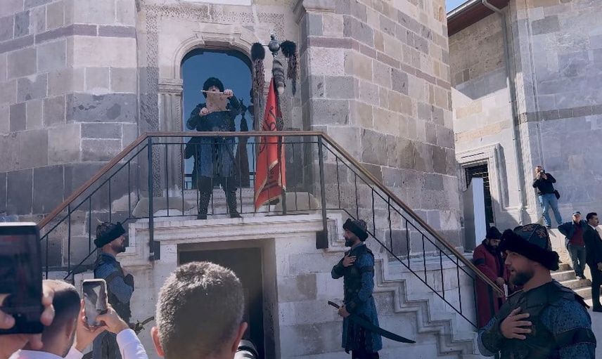 Numan Kurtulmuş, Sultanlar Türbesi'nde saygı nöbeti değişimini izledi