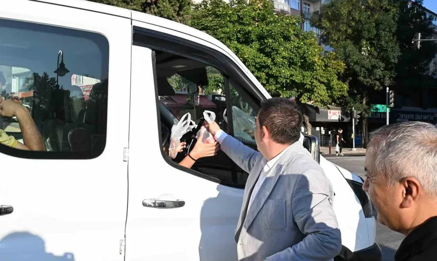 Bilecik'te simit ikramı: MHP emekçilerin yanında
