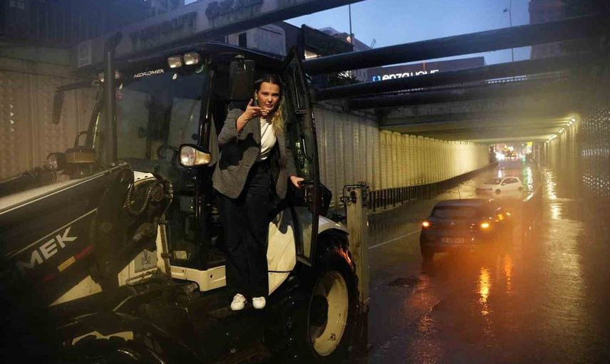 Bahçelievler’de su basan geçitte mahsur kalan sürücü iş makinesiyle kurtarıldı