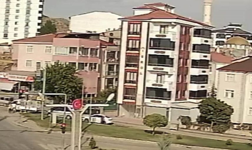 Elazığ'da el frenini unutulan otomobil tarlaya uçtu