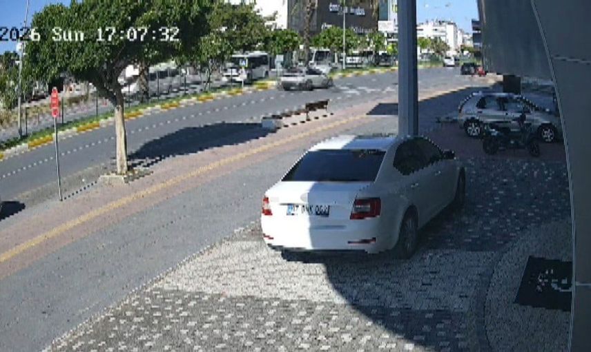 Antalya'da ani manevra sonucu trafik kazası: 3 yaralı