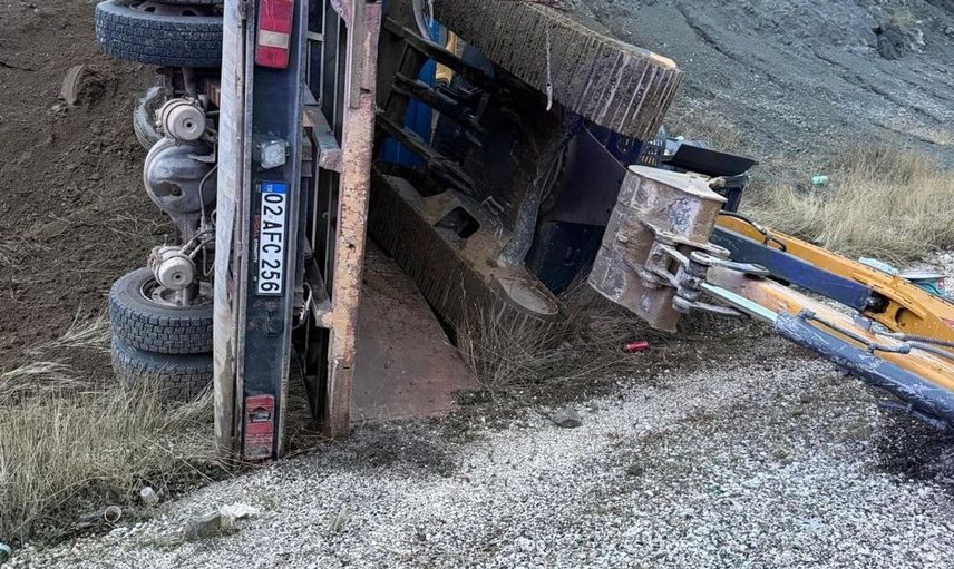 Adıyaman'da iş makinesi yüklü kamyon devrildi, 2 kişi yaralandı