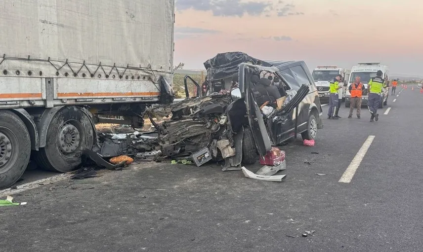 Şanlıurfa'da lastiği patlayan tıra minibüs çarptı: 2 ölü, 2 ağır yaralı