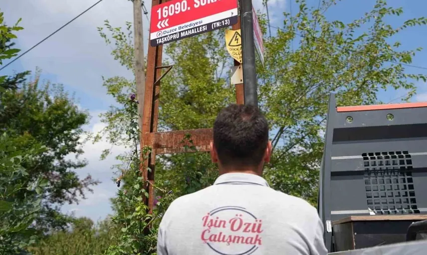 Düzce'de mahallelerde hayatı kolaylaştıran tabelalar yükseliyor