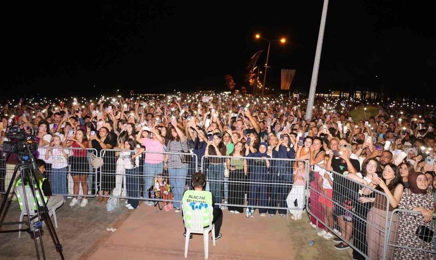 Rafet El Roman Alaçam Geyikkoşan'da unutulmaz bir gece yaşattı