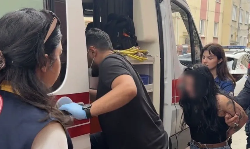 Sinir krizi geçiren kadının çocuğunu polis çikolata ile sakinleştirdi