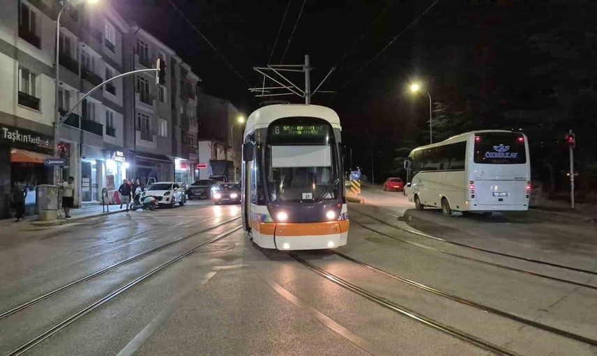 Eskişehir'de otomobil tramvay direğine çarptı, 1 kişi yaralandı